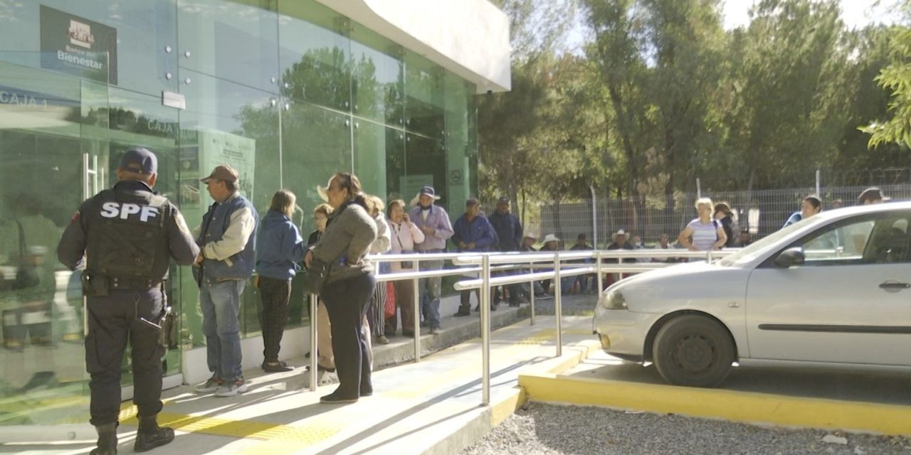 Largas filas en Banco del Bienestar en Saltillo