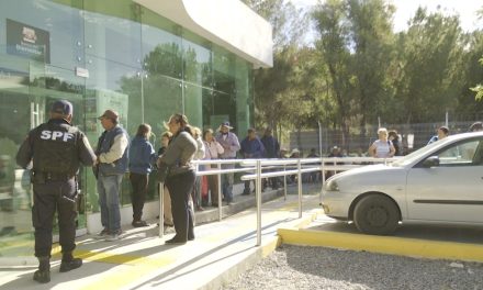 Largas filas en Banco del Bienestar en Saltillo
