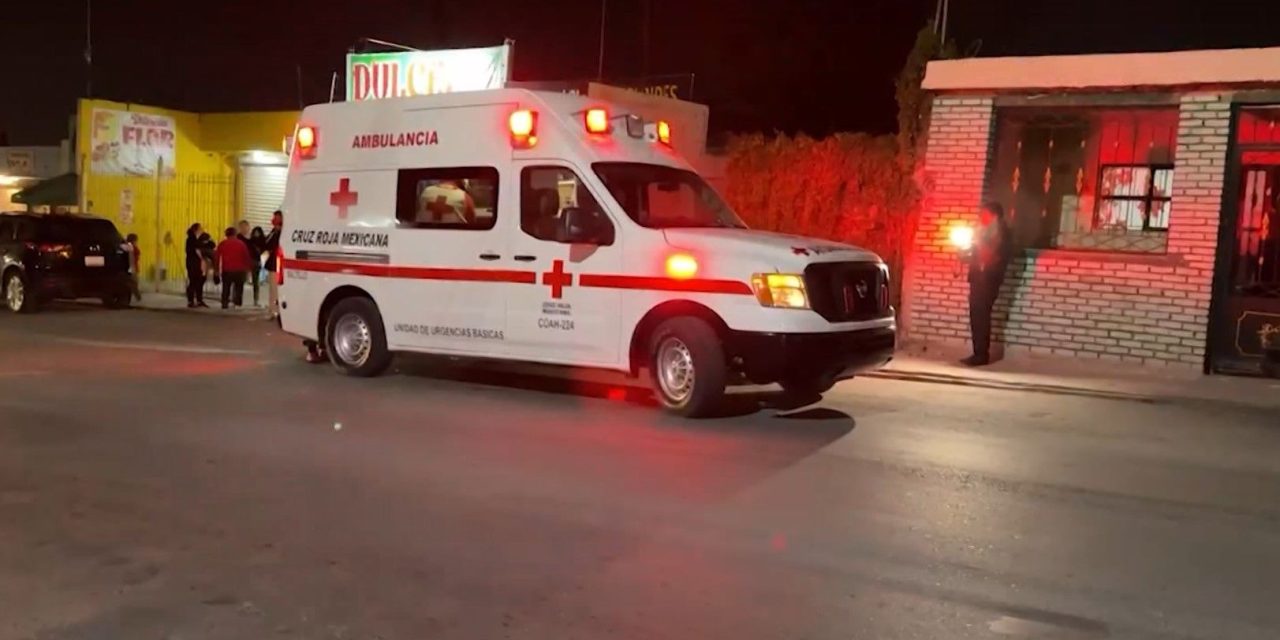 Niña por poco es atropellada por camión en Saltillo