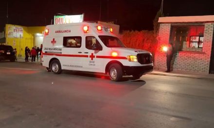 Niña por poco es atropellada por camión en Saltillo