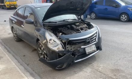 No respeta señal de alto y choca a vehículos en Saltillo