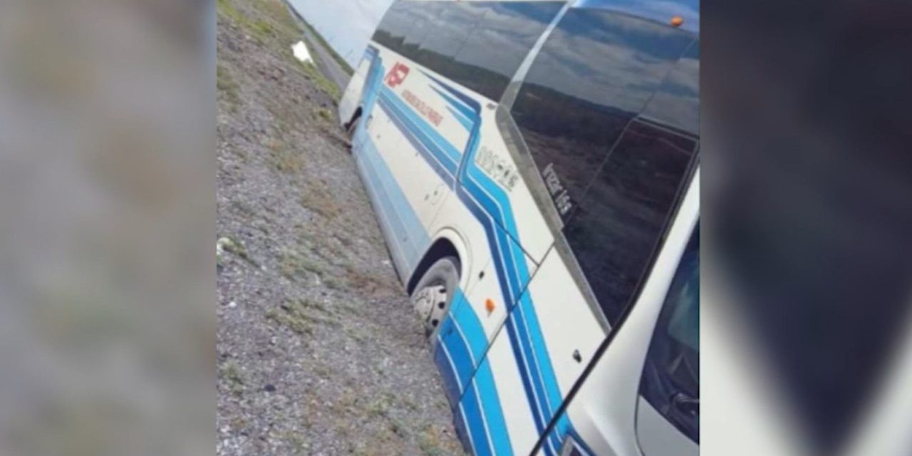 Pasajeros viven momentos de pánico en carretera Saltillo-Parras; autobús se queda atascado