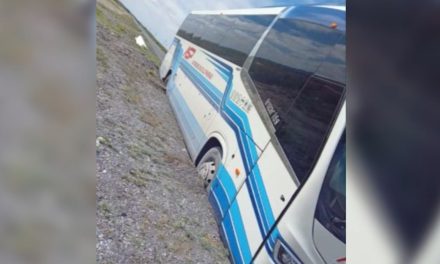 Pasajeros viven momentos de pánico en carretera Saltillo-Parras; autobús se queda atascado