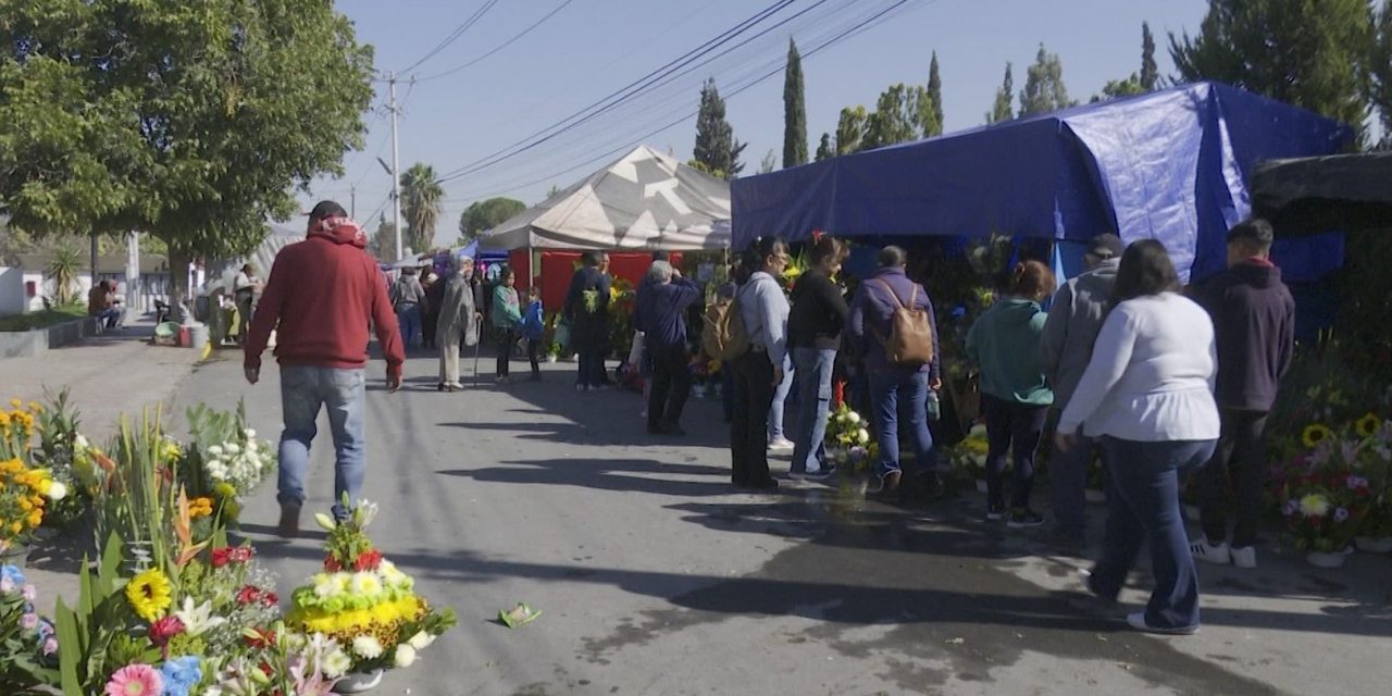 En el Día de Muertos panteones de Ramos Arizpe están más vivos que nunca