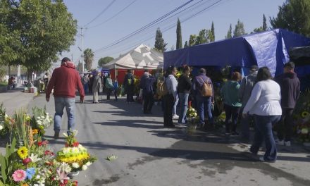 En el Día de Muertos panteones de Ramos Arizpe están más vivos que nunca