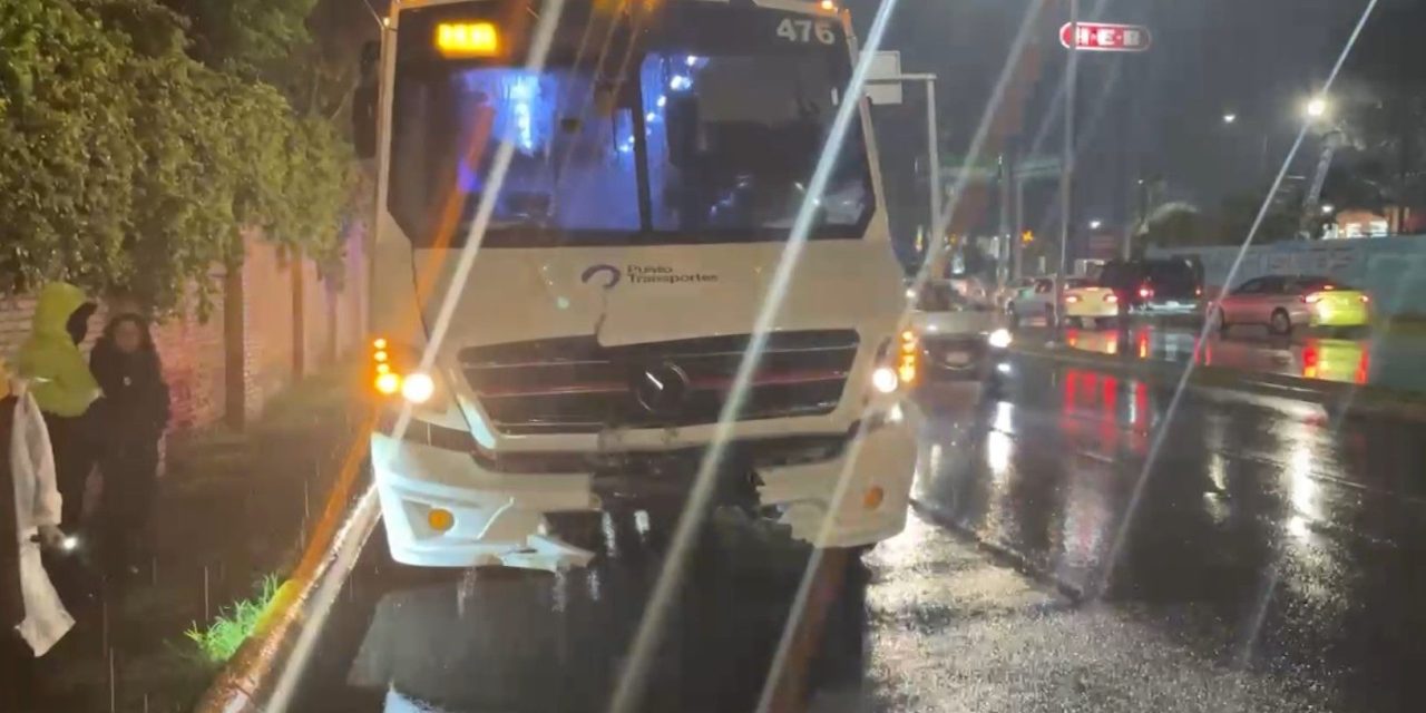 Transporte de personal perdió visión y se impactó contra poste en Saltillo