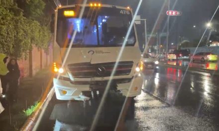 Transporte de personal perdió visión y se impactó contra poste en Saltillo