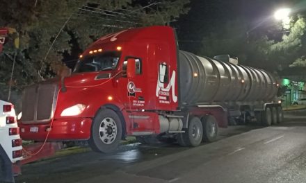 Pipa con combustible es asegurada en Saltillo