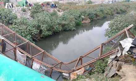 Puente peatonal en el Estado de México se desploma y deja varios heridos