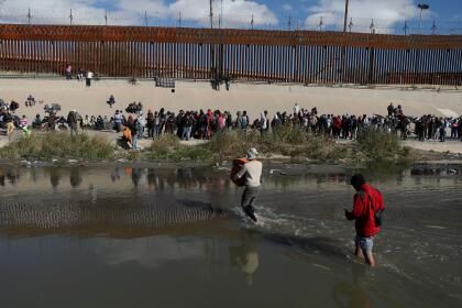 EU cierra de nuevo puente internacional por desbandada de migrantes