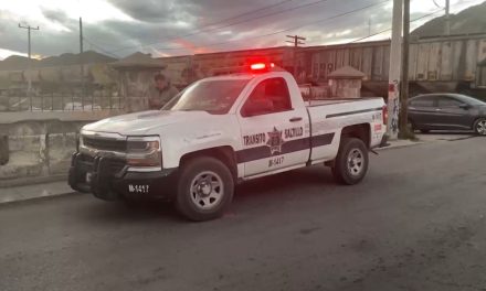 Quiso ganarle el paso al tren y termina causando un accidente en Saltillo
