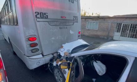 Taxista choca por alcance en Saltillo