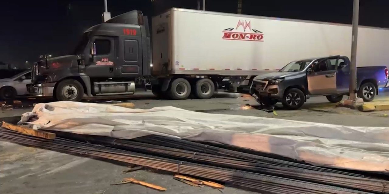Tráiler intenta ganarle el paso al tren en Saltillo y locomotora lo embistió