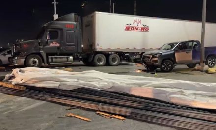 Tráiler intenta ganarle el paso al tren en Saltillo y locomotora lo embistió