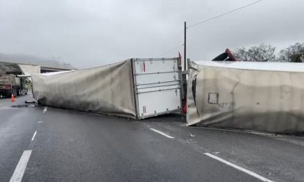 Por volcadura, tráiler bloqueó la Saltillo-Monterrey