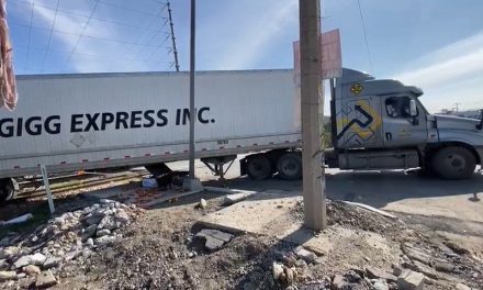 Ramos Arizpe: Intenta ganarle el paso al tren y pierde