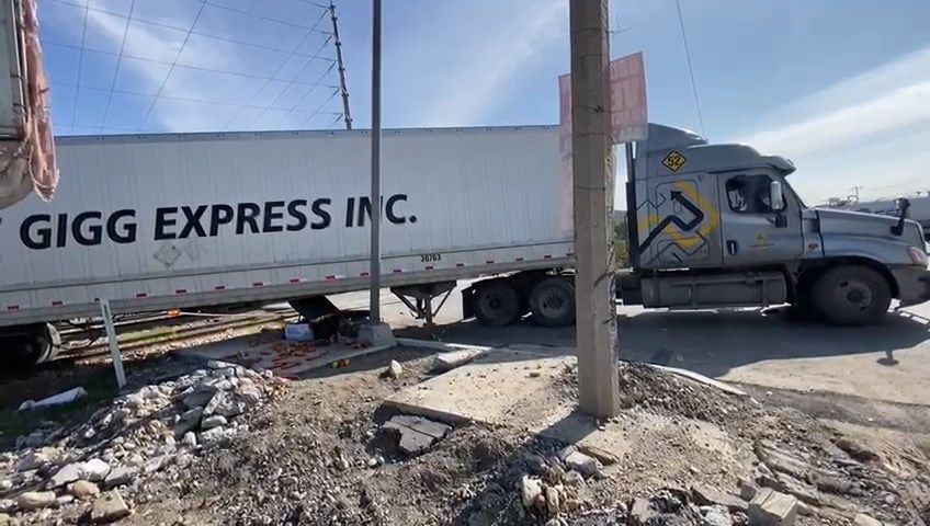 Ramos Arizpe: Intenta ganarle el paso al tren y pierde