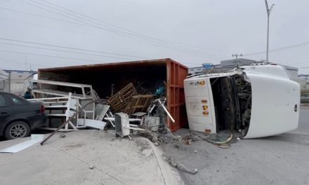 Camión vuelca en Ramos Arizpe debido a una falla en los frenos