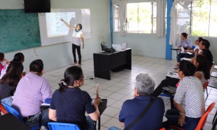 Maestros se capacitan durante sus vacaciones en Sabinas