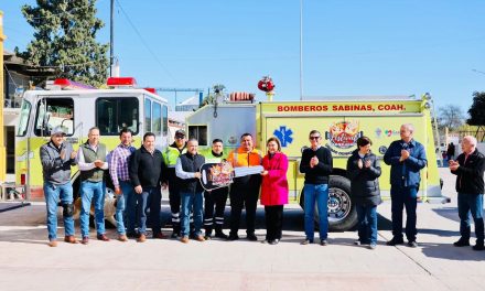 Entregan equipo a bomberos en Sabinas