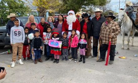 Cabalgantes llevan juguetes a los niños