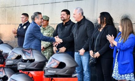 Román Cepeda entrega protección a motociclistas