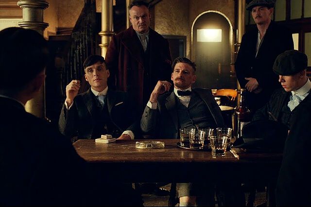 Netflix explora spin-offs de éxitos: Merlina y Peaky Blinders en la mira