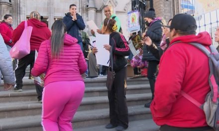 RCG Media entrega calendarios de la Virgen de Guadalupe manteniendo la tradición viva