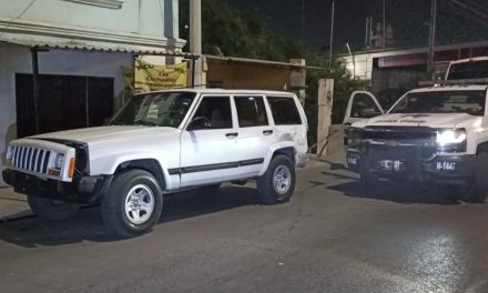 Hombre abandona su camioneta chocada en Saltillo… pensó que huía del anti alcohol