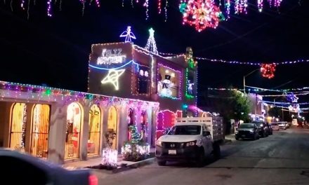 Adornan calle navideña en Parras