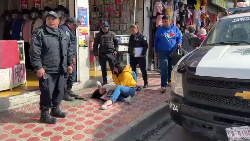 Sufre mujer embarazada fuerte caída en zona Centro de Saltillo