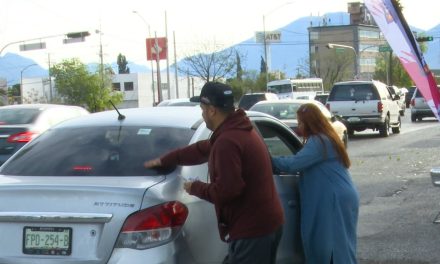 Fundación RCG y La Más Perra  pegan calcas y canje de boletos
