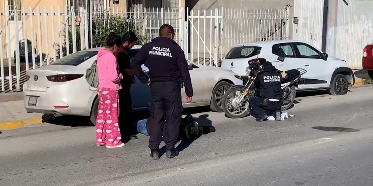 Choca con carro estacionado en Saltillo