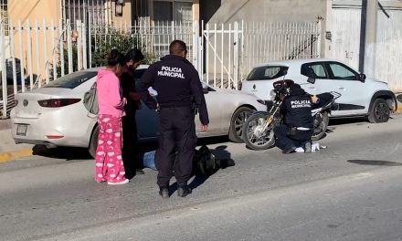 Choca con carro estacionado en Saltillo