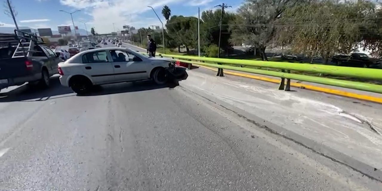 Choca su vehículo por conducir a exceso de velocidad en Saltillo