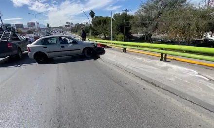 Choca su vehículo por conducir a exceso de velocidad en Saltillo