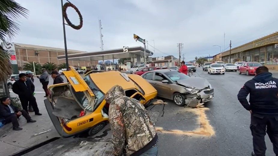 Aparatoso choque en el centro de Saltillo