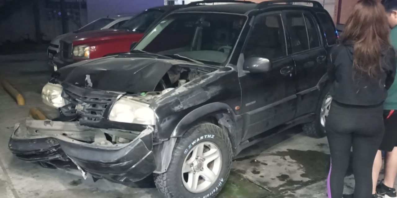 Joven confunde los pedales y choca contra un negocio en Saltillo