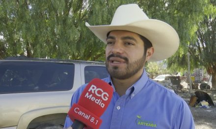 Credencializan a 100 usuarios del transporte en Arteaga