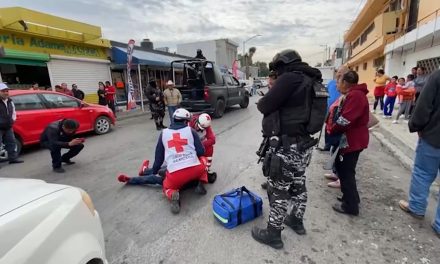 Hombre cruza sin precaución y lo atropella una camioneta