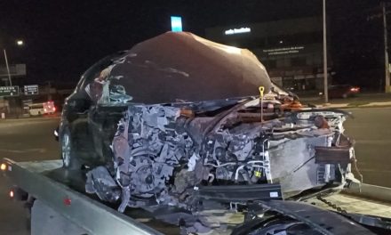 Destroza su auto sobre el puente en Saltillo