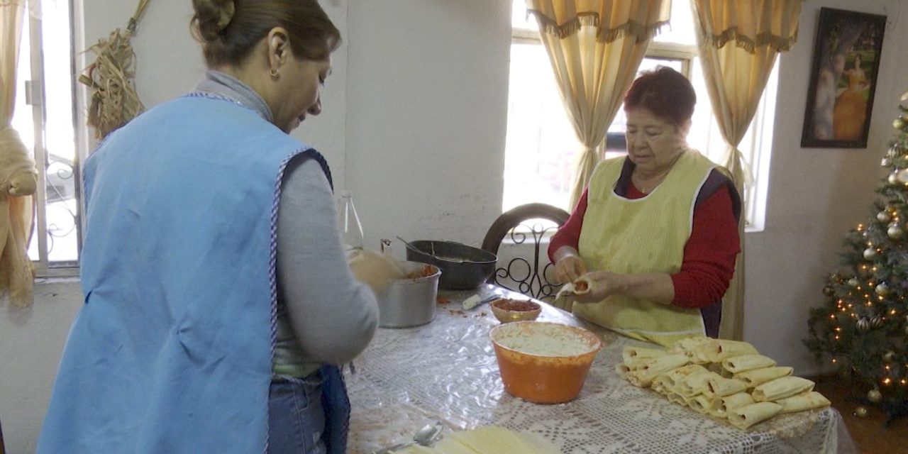 Doña Munga es feliz haciendo tamales en Ramos Arizpe