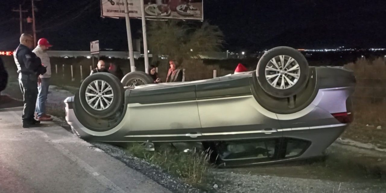 Saltillo: Dormirse lo lleva a volcar, salió del camino y quedó llantas arriba