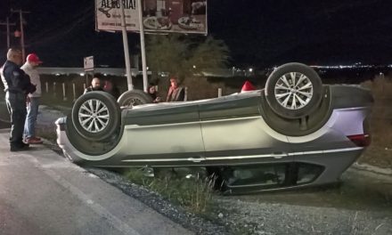 Saltillo: Dormirse lo lleva a volcar, salió del camino y quedó llantas arriba