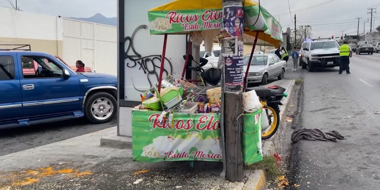 Elotero pierde su mercancía y los dientes tras accidente en Saltillo