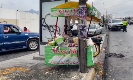 Elotero pierde su mercancía y los dientes tras accidente en Saltillo