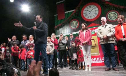 Encabeza Manolo Jiménez Salinas encendido de Villamagia en Torreón