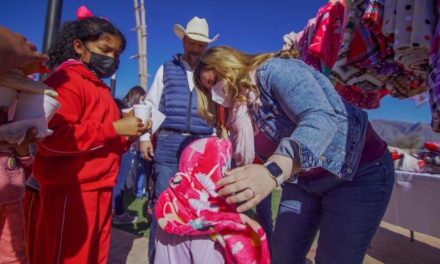 Entregan más de 400 capas polares a menores en Ramos Arizpe