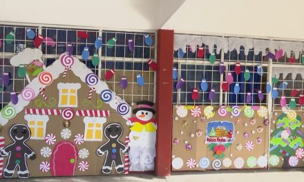 Escuela destaca por su decoración navideña en Saltillo