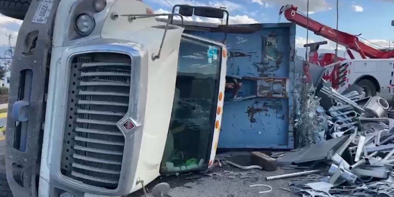 Falla mecánica  provoca volcadura en carretera